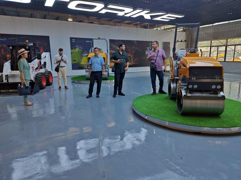 國外客戶來我廠參觀考察小型壓路機(jī)，并達(dá)成合作意向