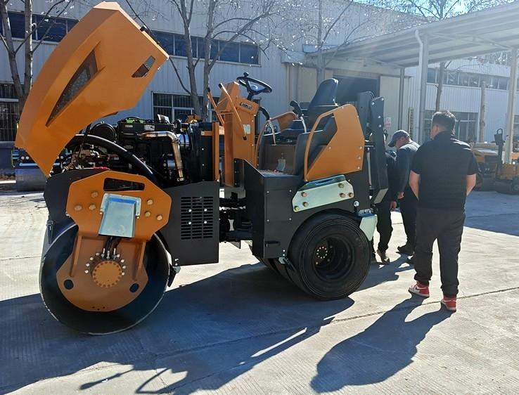 3月18日，哈薩克斯坦客戶來廠體驗考察5噸膠輪壓路機